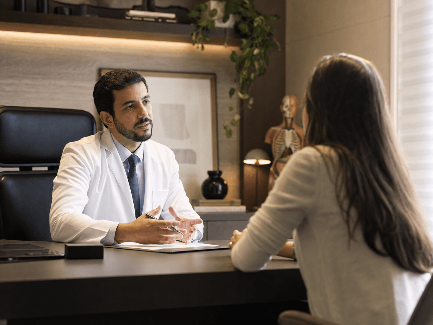 Médico conversando com uma paciente durante uma consulta